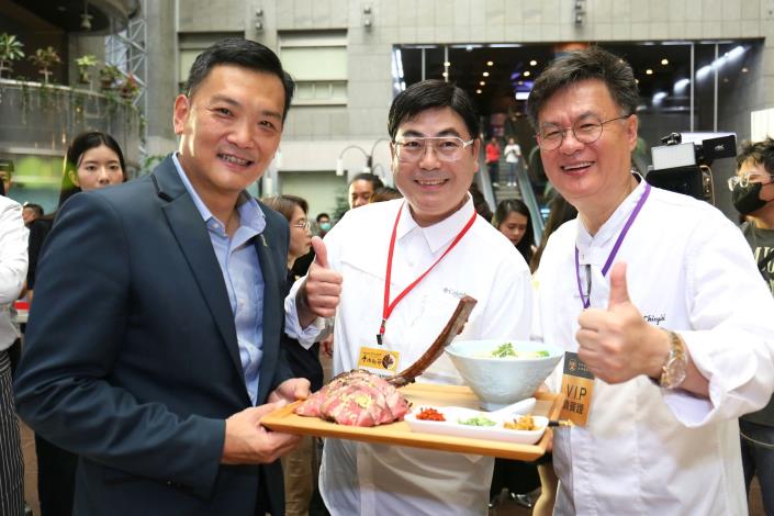 長官、貴賓與展示店家合照