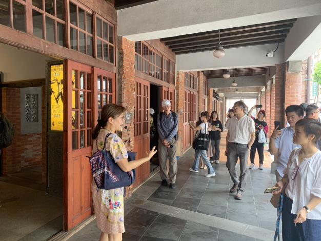 劉斐青老師導覽剝皮寮文化故事，為百場遊程揭開序幕