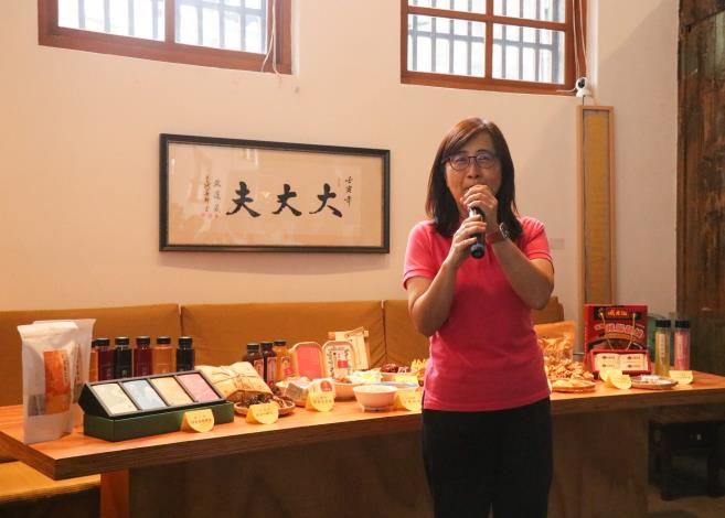 臺北市政府林奕華副市長為「漫步艋舺」、「漫步城中」主題遊程踩線團致詞