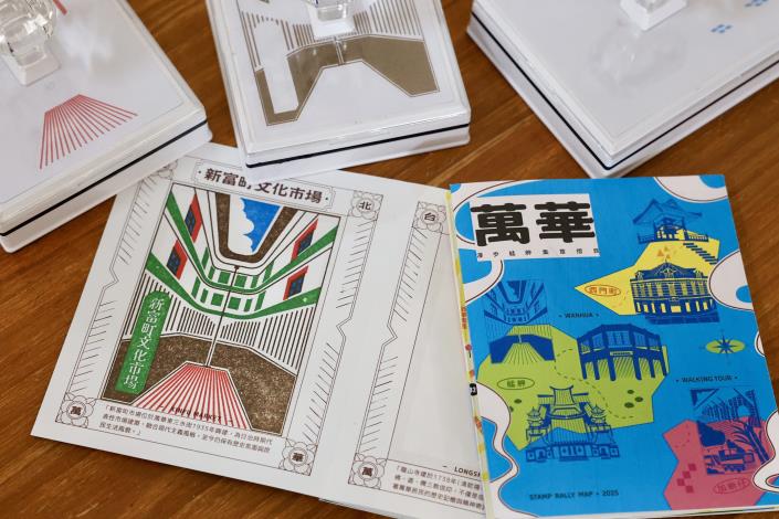 「漫步艋舺」集章摺頁，邀請民眾一步一腳「印」，留下美好紀念