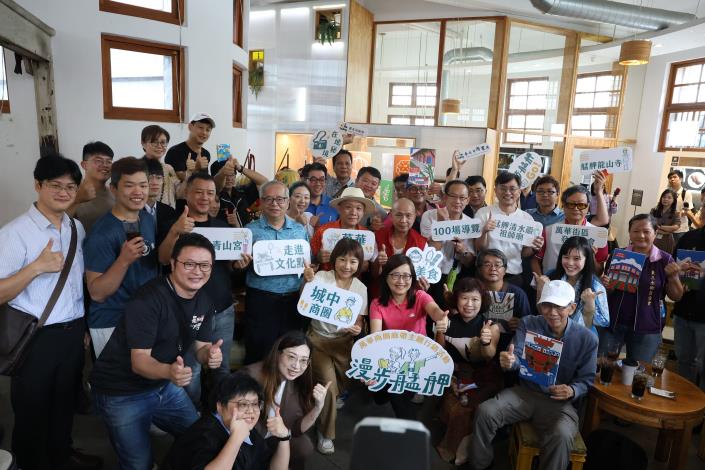 林奕華副市長及與會貴賓共同預祝「漫步艋舺」、「漫步城中」百場遊程圓滿順利