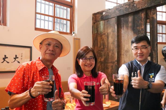 林奕華副市長與現場貴賓試飲萬華「仙草特調」，感受萬華濃濃在地特色