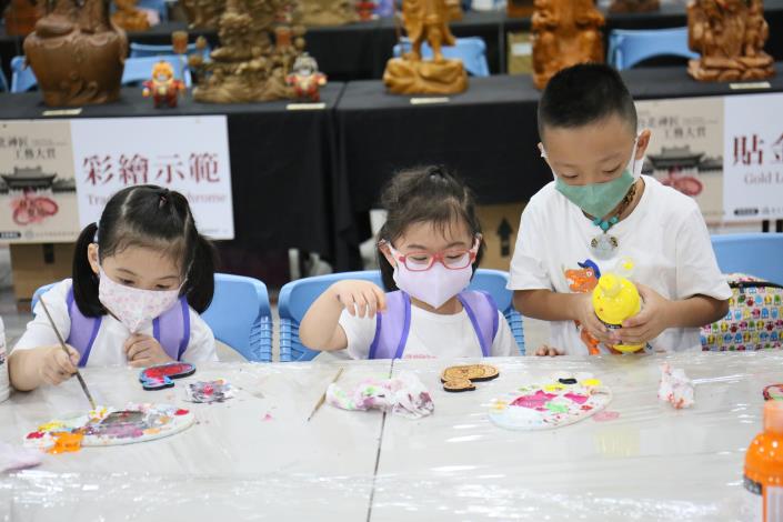 民眾參加親子DIY彩繪活動.JPG