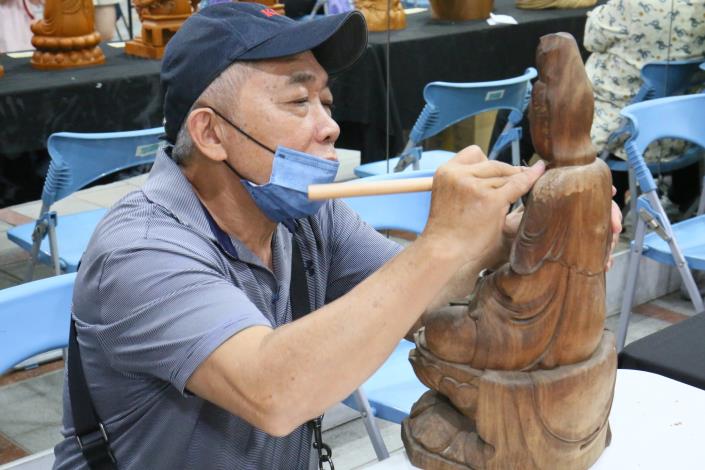 職人展現雕刻技藝.JPG