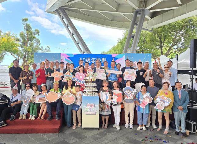 臺北市政府張溫德副市長與現場貴賓於商圈嘉年華活動現場合影留念