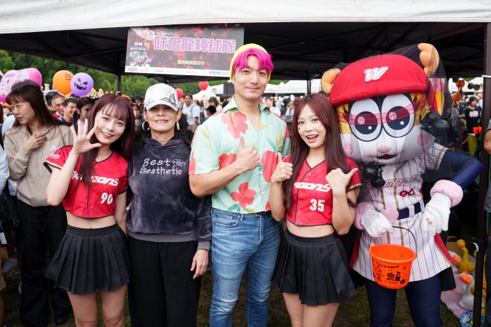 蔣萬安市長與味全龍啦啦隊小龍女群群、佩霓開心合影