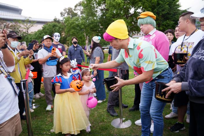 蔣萬安市長親自發送糖果,與小朋友開心互動