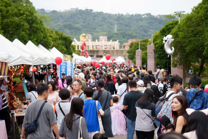 羅馬大道人潮湧動,現場充滿濃厚萬聖節氛圍