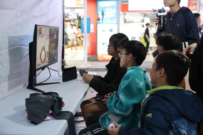 小朋友於攤位體驗新款Switch 2遊戲.JPG