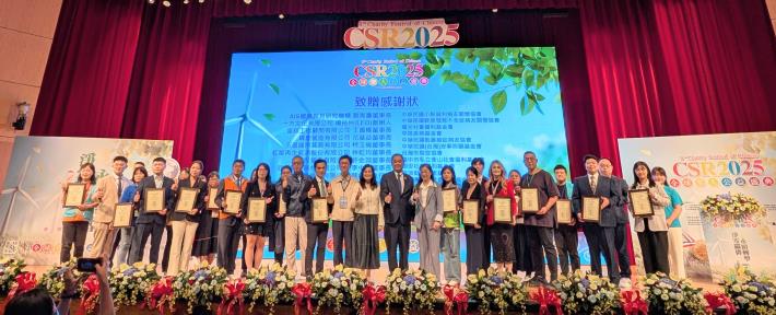 中華工商經貿科技發展協會秦慧珠榮譽理事長與臺北市政府長官致贈感謝合影