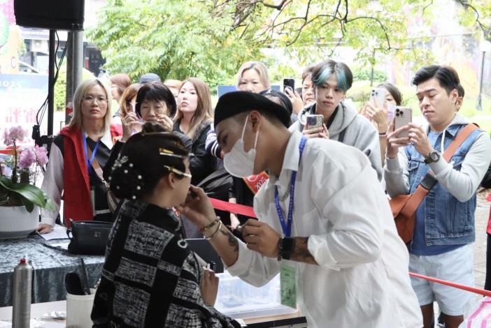 民眾觀賞新娘造型競賽組(真人)