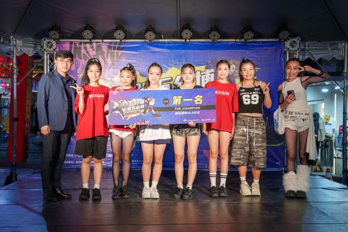 臺北市商業處高振源處長頒發U15第一名給MIXCIN DIVINE隊