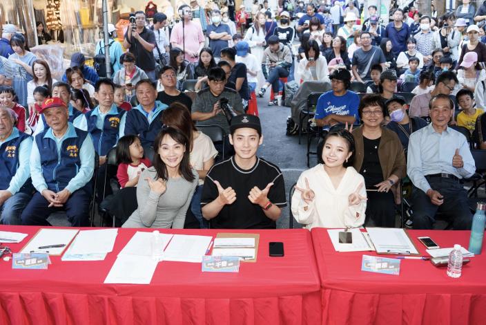 特別邀請千奇老師、思宜老師及康捺老師仔細品評參賽者現場舞台魅力