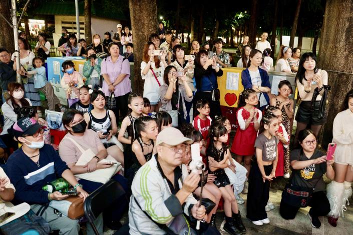 參賽者透過熱舞，在節奏中展現街頭時尚與街舞態度吸引民眾前來觀賽