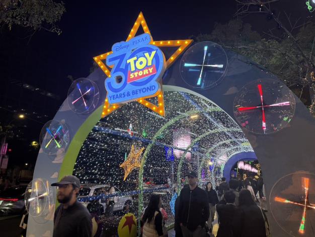 民眾至台北101「星際奇幻光廊」賞燈