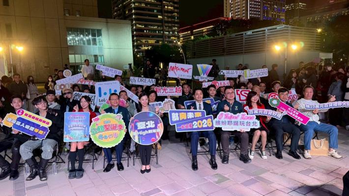 長官貴賓舉手拿牌大合照