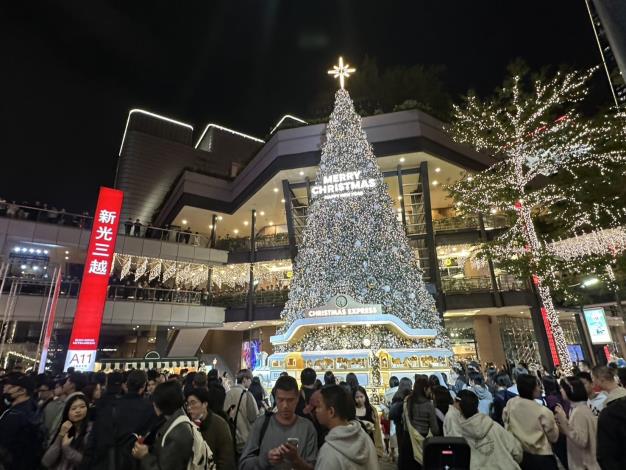 民眾欣賞新光三越閃亮燈飾「傳遞幸福之樹」
