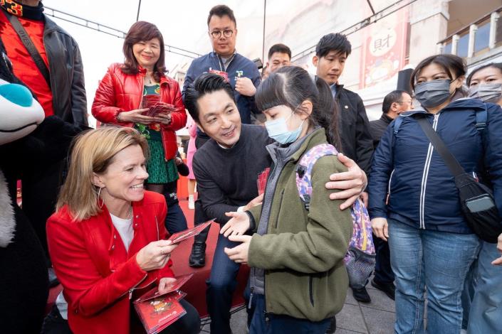 蔣萬安市長攜手貴賓發放限量萌物「馬上有錢 喵」吸引民眾領取