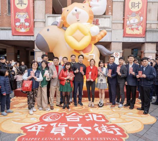 長官貴賓與白爛貓IP巨偶「馬上有錢」合照