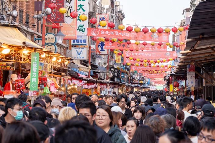 迪化街年貨大街遊逛人潮