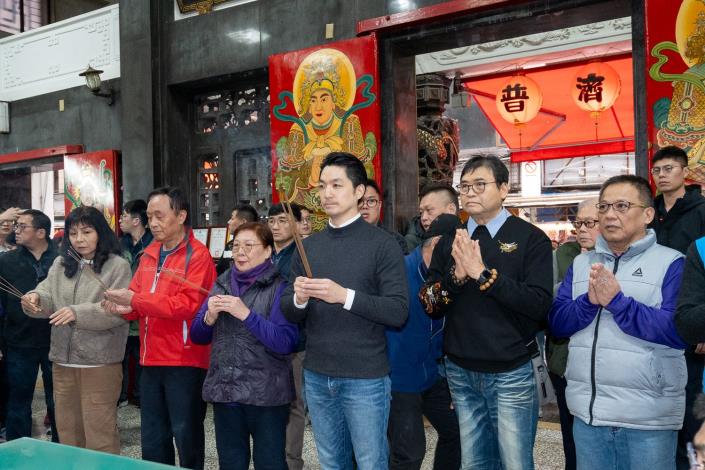 蔣萬安市長與貴賓於普濟寺上香祈福