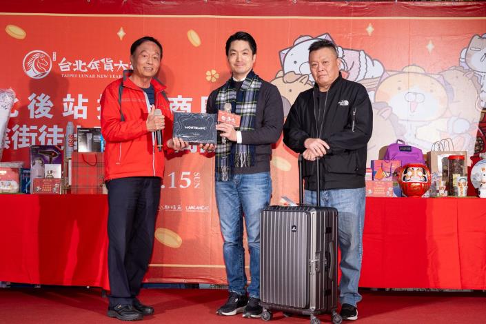 台北後站批發商圈、華陰街徒步區北車商圈代表贈送在地禮品予蔣萬安市長