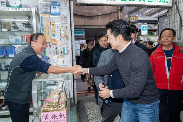蔣萬安市長與店家互動拜年共享年節氛圍