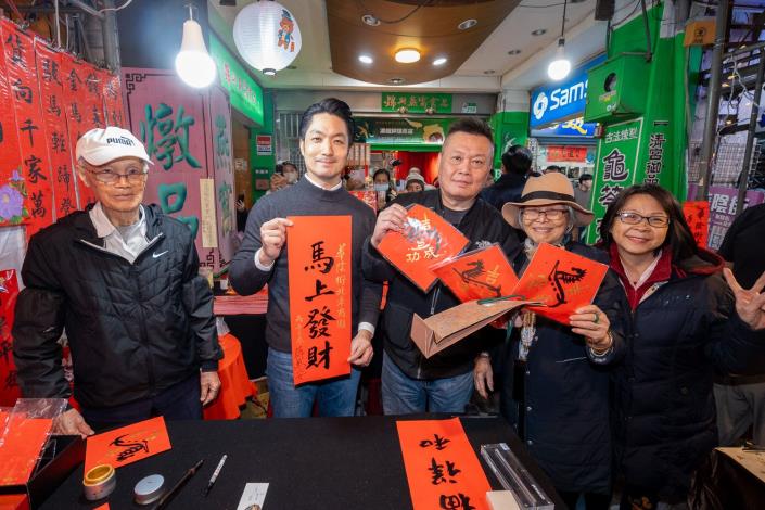 蔣萬安市長於華陰街商圈迎春揮毫