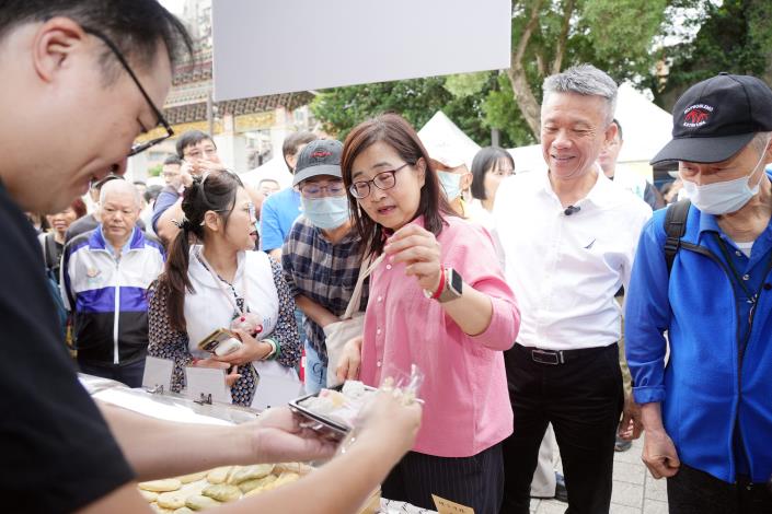 臺北市林奕華副市長與現場貴賓遊逛在地特色市集，品嚐萬華經典美食