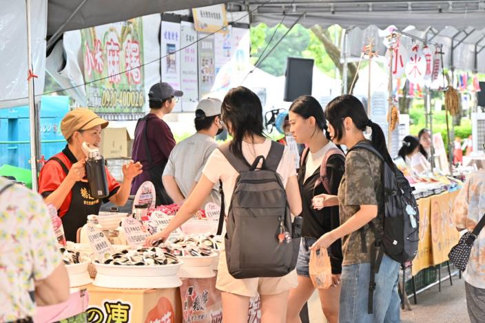 民眾遊逛好物市集