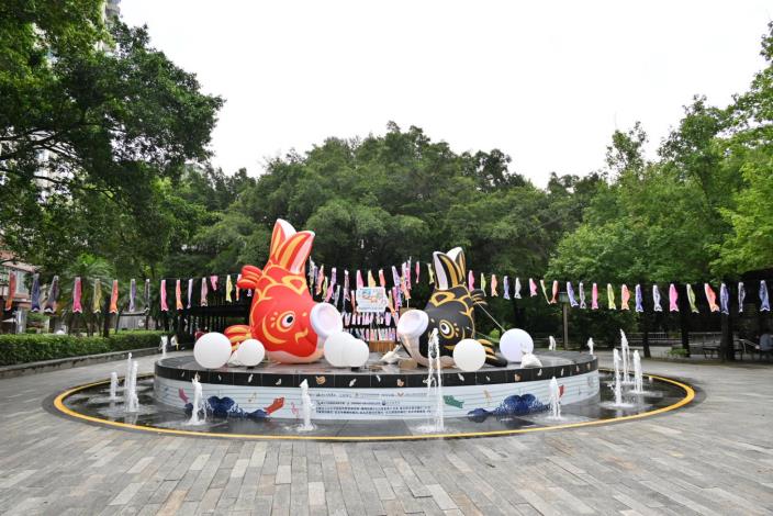 活動期間於北投公園噴水池上方設有2隻鯉魚裝置，歡迎大小朋友在這裡拍出絢麗繽紛照片