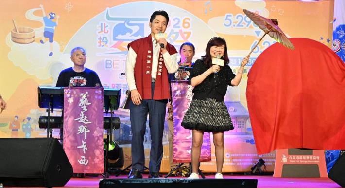 蔣萬安市長與周水美總會長一同獻唱經典曲目一支小雨傘