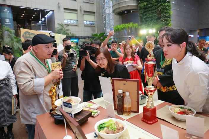 皇家傳承向林奕華副市長及鄭智善師傅介紹特色牛肉麵