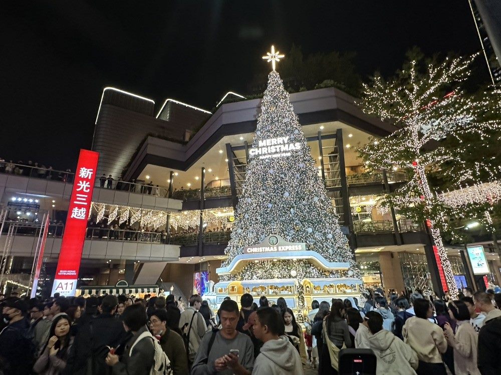 2025繽紛耶誕玩台北_1_新光三越閃亮燈飾「傳遞幸福之樹」