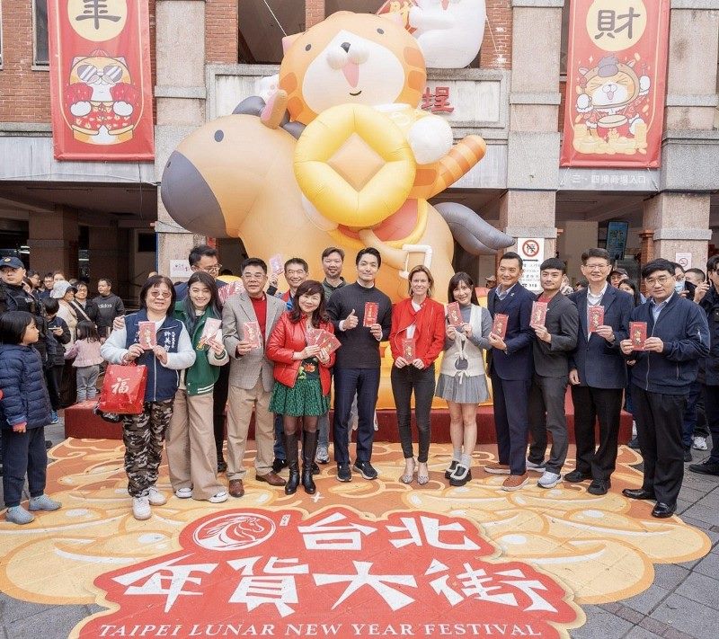 20260131_台北年貨大街活動長官貴賓與白爛貓IP巨偶「馬上有錢」合照