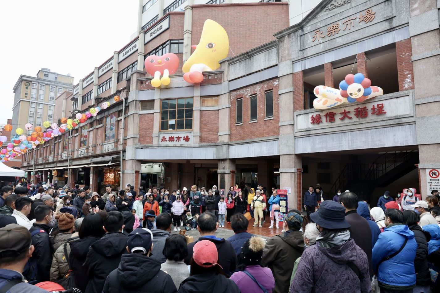 2025_4_街頭藝人於永樂廣場表演吸引人潮欣賞