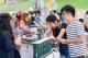 民眾於活動現場開心購物