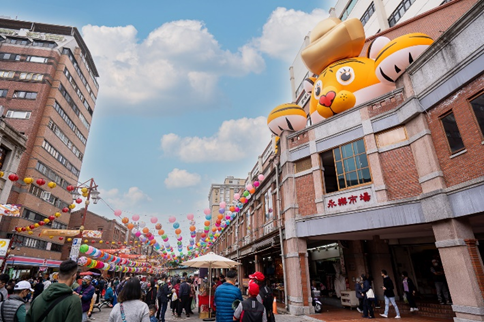 頭頂金元寶的招財福虎巨型氣球也為台北年貨大街招來人氣