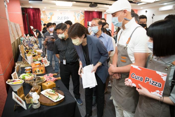 黃珊珊副市長參觀現場活動參與店家展示特色美食