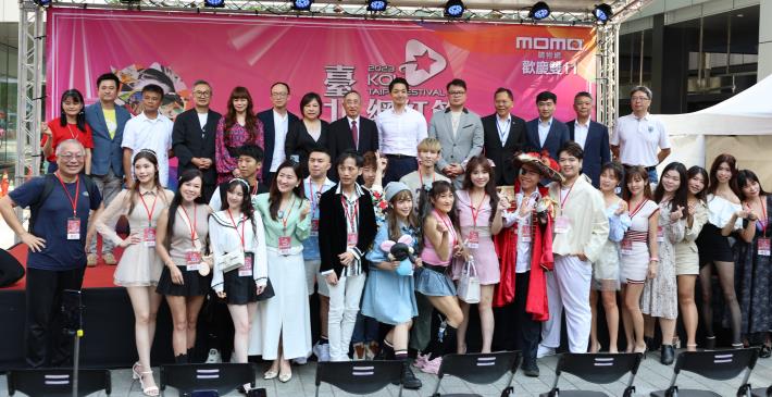 臺北市蔣萬安市長(第2排右6)、產發局陳俊安局長(第2排右5)、觀傳局王秋冬局長(第2排右4)、商業處高振源處長(第2排右3)、台灣新媒體發展協會林淑黛榮譽理事長(第2排左7)及貴賓網紅合影