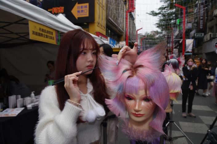 設計師為假髮女子剪吹創意造型組假人頭做賽前準備2.JPG