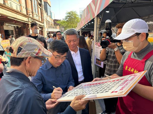 05.臺北市商業處高振源處長與112年輔導店家東時鮮蚵互動