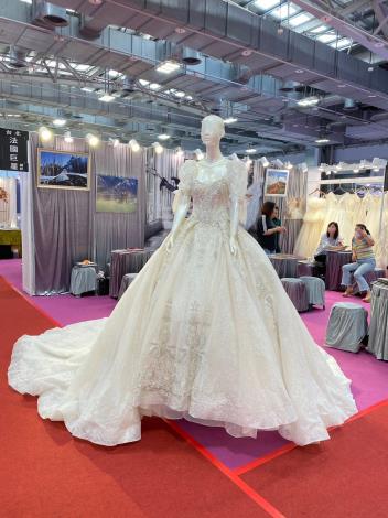 台北秋季結婚購物節-業者展示婚紗禮服1