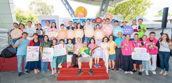 蔣萬安市長與與會貴賓於商圈嘉年華記者會現場合影留念