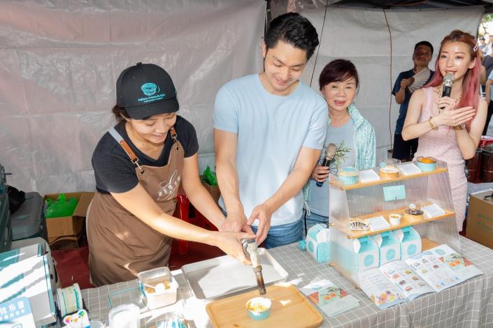 蔣萬安市長於公館商圈索菲烤布蕾攤位體驗烤布蕾