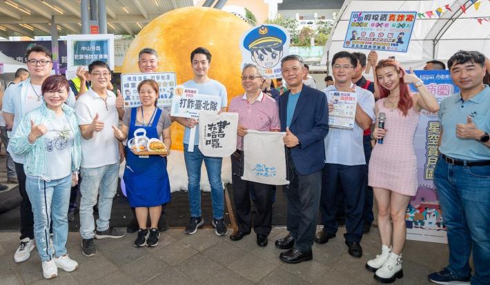 蔣萬安市長及本市商圈代表於商圈嘉年華星空賞月區合影留念