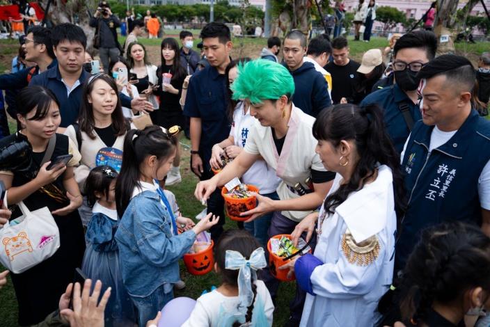 蔣萬安市長發糖，有給糖別搗蛋