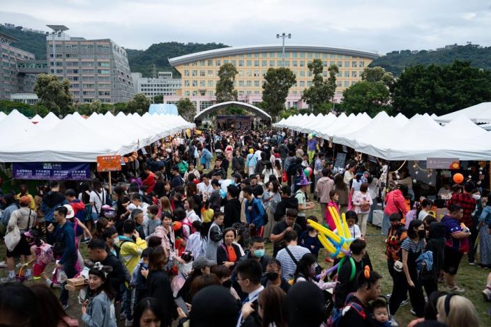 天母搞什麼鬼15萬聖節活動吸引民眾扮裝遊逛