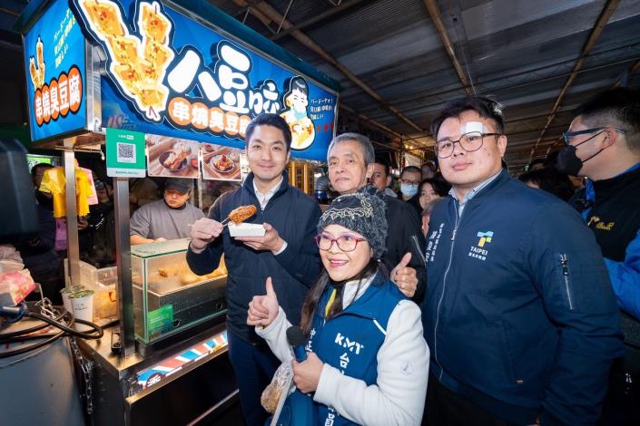 13.蔣萬安市長品嘗在地知名美食「串燒臭豆腐」