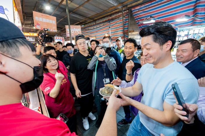 12.「2023 臺北夜市打牙祭」榜上知名店家林振櫂燒麻糬邀請蔣萬安市長品嘗店內招牌麻糬冰